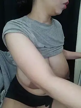 DianiQueenn online show from June 20, 4:37 am