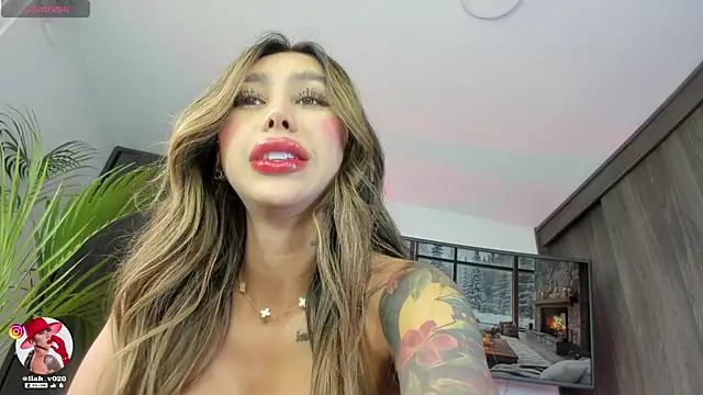 Snapshot of liah_v chatting on March 13, 9:37 pm liah v online show from March 13, 9:37 pm