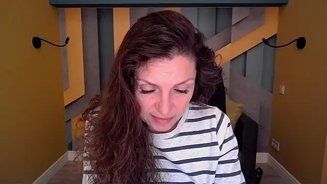 EllaLong online show from April 7, 11:32 am