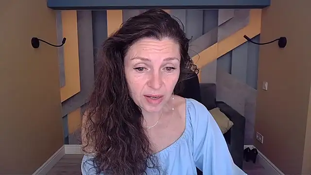 Snapshot of EllaLong chatting on June 14, 11:34 am EllaLong online show from June 14, 11:34 am