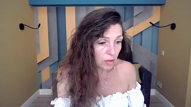 Snapshot of EllaLong chatting on June 16, 11:24 am EllaLong online show from June 16, 11:24 am