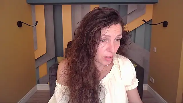 Snapshot of EllaLong chatting on June 20, 11:24 am EllaLong online show from June 20, 11:24 am