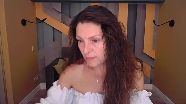 Snapshot of EllaLong chatting on June 23, 11:41 am EllaLong online show from June 23, 11:41 am