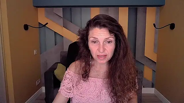 Snapshot of EllaLong chatting on June 26, 11:36 am EllaLong online show from June 26, 11:36 am