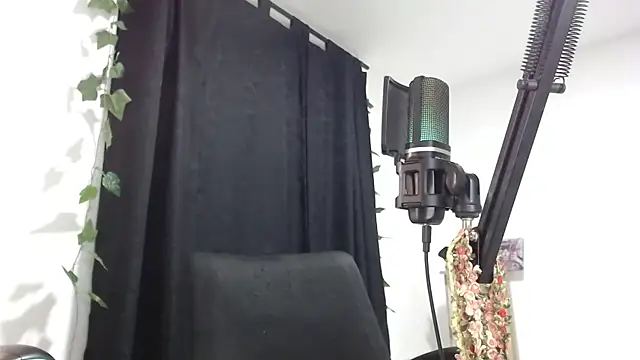 Snapshot of shy_katy_ chatting on March 6, 6:21 am shy katy online show from March 6, 6:21 am