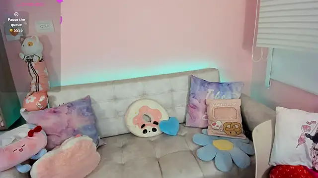 tinysara online show from December 5, 4:36 pm