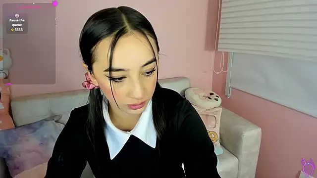 tinysara online show from February 8, 4:10 pm