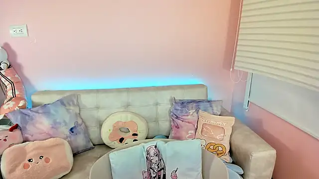 tinysara online show from April 4, 4:37 pm