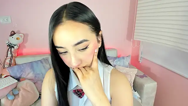 tinysara online show from April 18, 4:33 pm