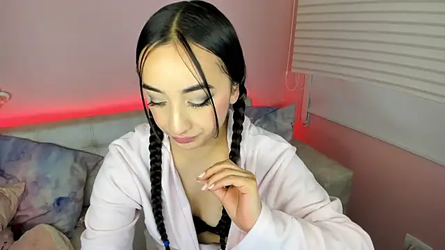 tinysara online show from April 19, 4:39 pm