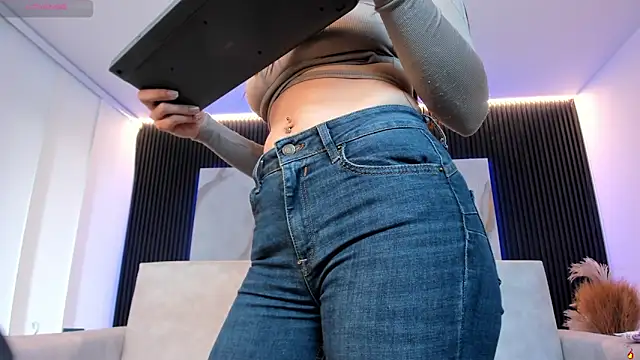 charlottewhitte online show from January 13, 12:32 pm