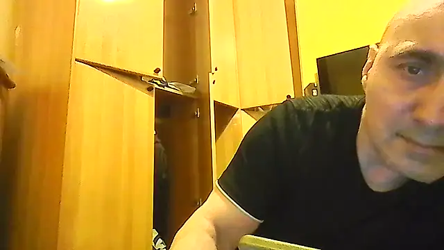 Snapshot of Analove1976 chatting on April 22, 6:42 pm Analove1976 online show from April 22, 6:42 pm