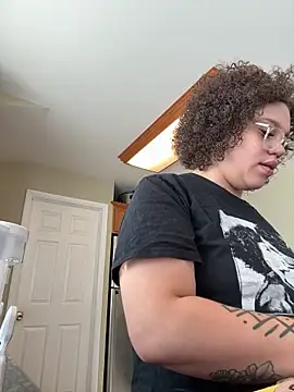 QueenNuttCollector online show from February 3, 5:07 pm