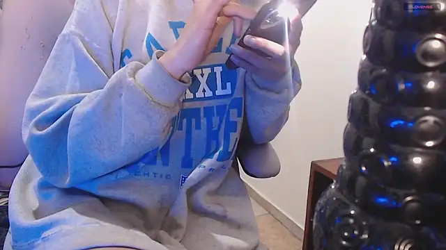Snapshot of toxxxic_cams chatting on April 15, 4:30 am toxxxic cams online show from April 15, 4:30 am