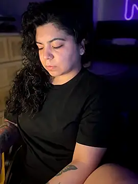 kimmiakiss22 online show from February 13, 8:05 pm