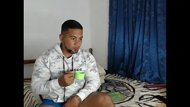 Snapshot of lover_1994 chatting on January 31, 11:35 am lover 1994 online show from January 31, 11:35 am