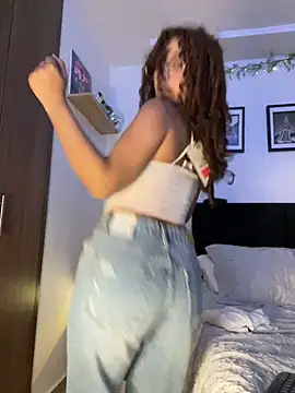 Snapshot of crystal_bunny7 chatting on February 11, 3:18 am crystal bunny7 online show from February 11, 3:18 am