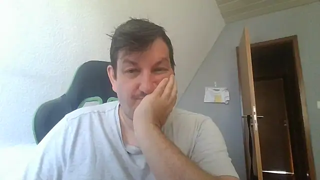 Snapshot of Golffahrer1982 chatting on August 4, 7:33 am Golffahrer1982 online show from August 4, 7:33 am