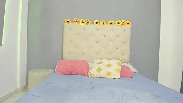 violetasimonz online show from March 15, 4:54 pm