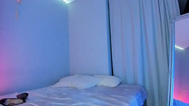 Snapshot of EllenMays chatting on December 9, 11:45 pm EllenMays online show from December 9, 11:45 pm