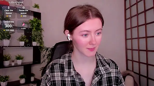 Snapshot of KateCuddle chatting on March 17, 3:00 am KateCuddle online show from March 17, 3:00 am