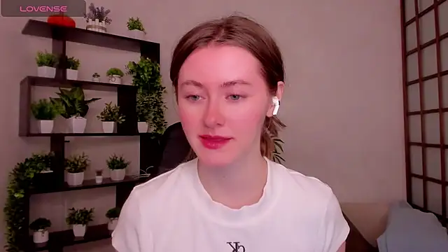 Snapshot of KateCuddle chatting on March 31, 2:46 am KateCuddle online show from March 31, 2:46 am