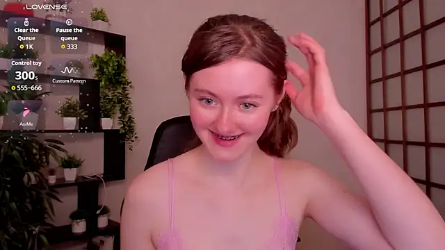 Snapshot of KateCuddle chatting on April 9, 6:19 am KateCuddle online show from April 9, 6:19 am