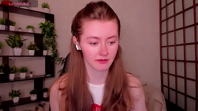 Snapshot of KateCuddle chatting on April 27, 2:42 am KateCuddle online show from April 27, 2:42 am