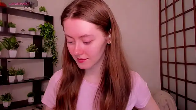 Snapshot of KateCuddle chatting on May 5, 1:57 am KateCuddle online show from May 5, 1:57 am