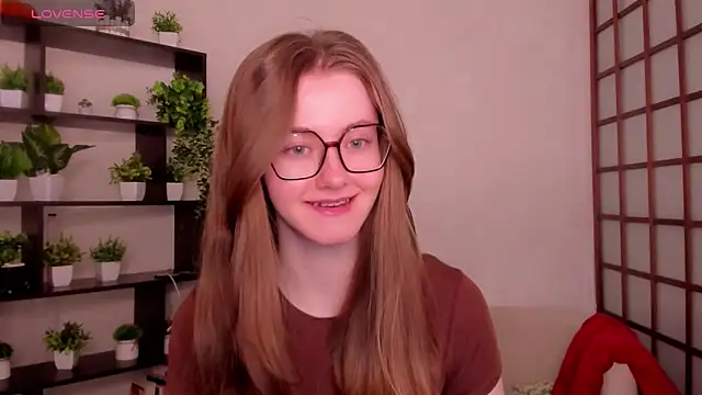 Snapshot of KateCuddle chatting on May 15, 2:18 am KateCuddle online show from May 15, 2:18 am