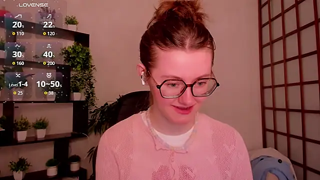 Snapshot of KateCuddle chatting on May 19, 2:07 am KateCuddle online show from May 19, 2:07 am