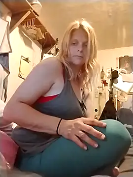 Snapshot of lilbug69 chatting on March 2, 9:16 am lilbug69 online show from March 2, 9:16 am