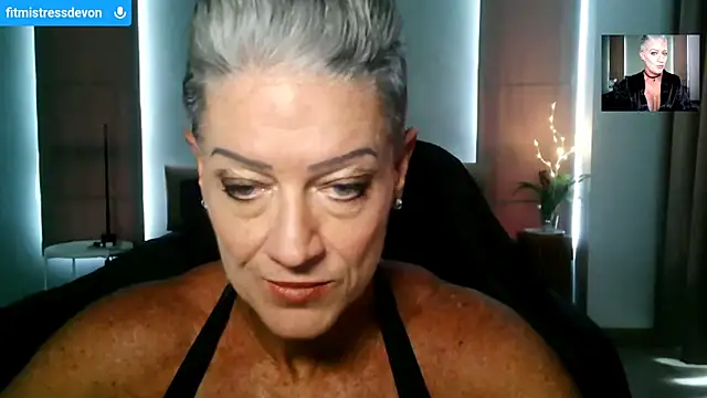 Snapshot of Devon2020 chatting on May 4, 8:21 am Devon2020 online show from May 4, 8:21 am