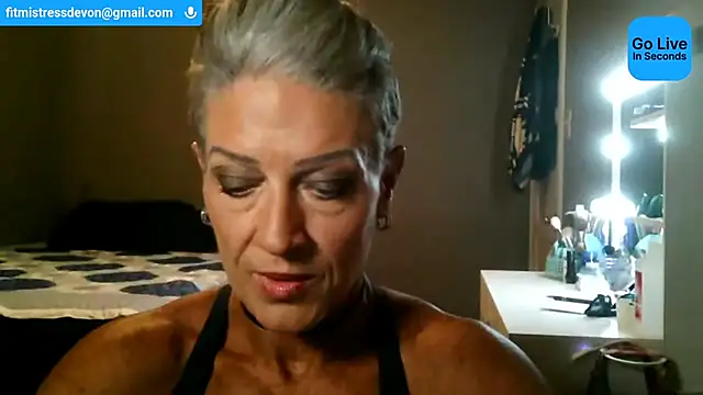 Snapshot of Devon2020 chatting on May 27, 2:52 am Devon2020 online show from May 27, 2:52 am