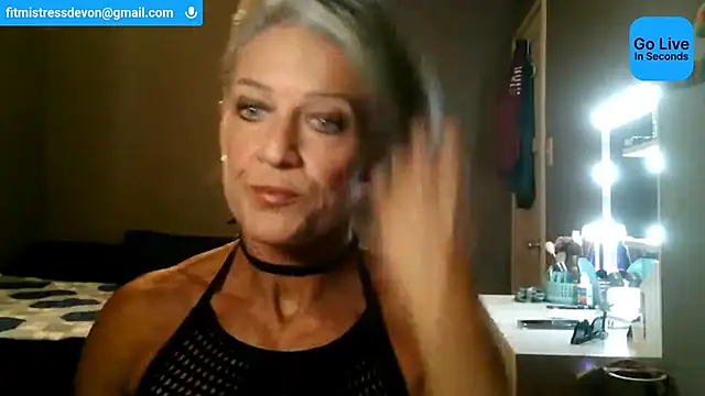 Snapshot of Devon2020 chatting on May 29, 2:42 am Devon2020 online show from May 29, 2:42 am