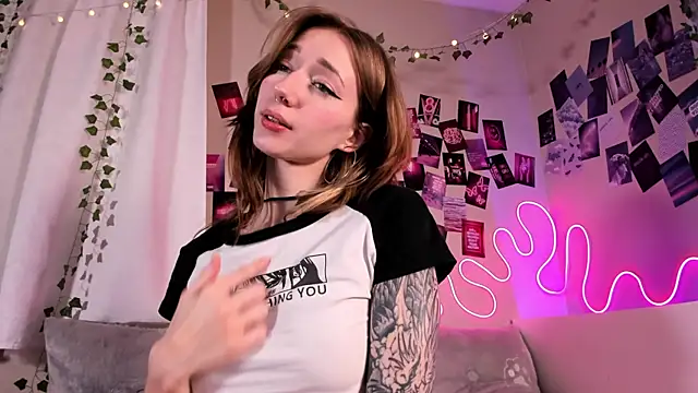 Snapshot of LuckySexyDoll chatting on December 17, 11:49 am LuckySexyDoll online show from December 17, 11:49 am