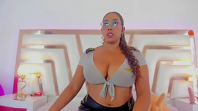 Aisharhodes00 online show from November 4, 8:41 pm