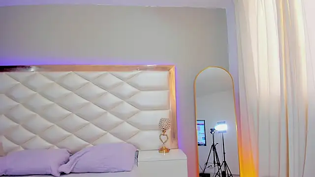 Aisharhodes00 online show from June 26, 2:32 pm