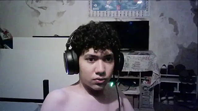 Snapshot of Emv2 chatting on February 16, 3:57 am Emv2 online show from February 16, 3:57 am