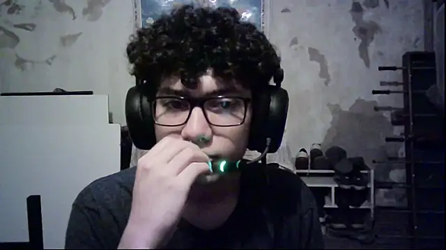 Snapshot of Emv2 chatting on February 18, 2:40 am Emv2 online show from February 18, 2:40 am