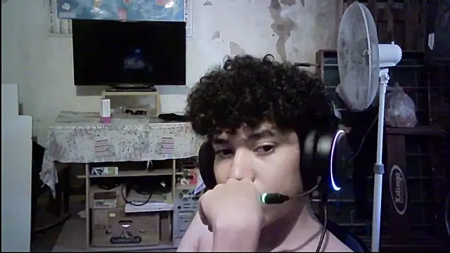 Snapshot of Emv2 chatting on February 24, 6:39 pm Emv2 online show from February 24, 6:39 pm