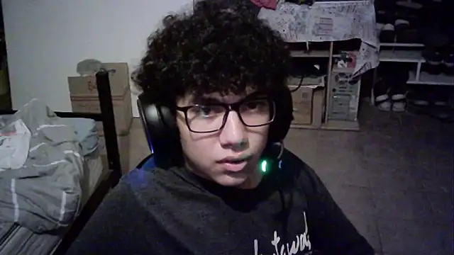 Snapshot of Emv2 chatting on March 10, 4:06 am Emv2 online show from March 10, 4:06 am