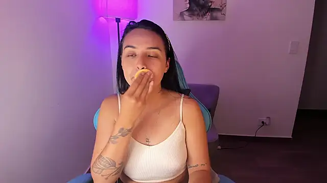Snapshot of Miss_Nicole chatting on April 4, 1:37 am Miss Nicole online show from April 4, 1:37 am
