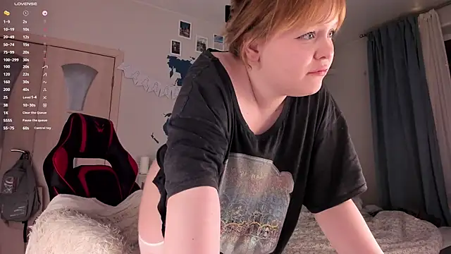 Snapshot of LisaLaas chatting on December 6, 2:24 am LisaLaas online show from December 6, 2:24 am