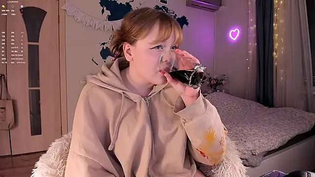 Snapshot of LisaLaas chatting on December 11, 2:44 pm LisaLaas online show from December 11, 2:44 pm