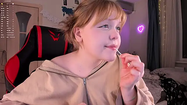 Snapshot of LisaLaas chatting on December 13, 4:49 pm LisaLaas online show from December 13, 4:49 pm