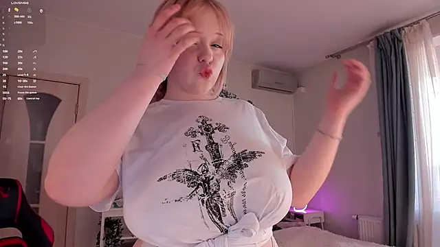 Snapshot of LisaLaas chatting on March 21, 1:45 pm LisaLaas online show from March 21, 1:45 pm