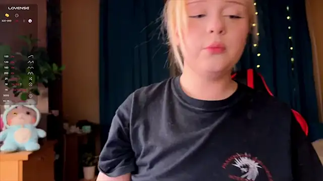 Snapshot of LisaLaas chatting on October 3, 7:00 pm LisaLaas online show from October 3, 7:00 pm