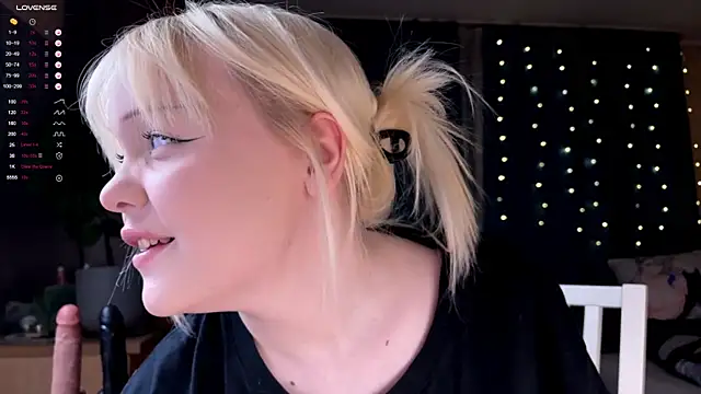 Snapshot of LisaLaas chatting on December 16, 8:14 pm LisaLaas online show from December 16, 8:14 pm