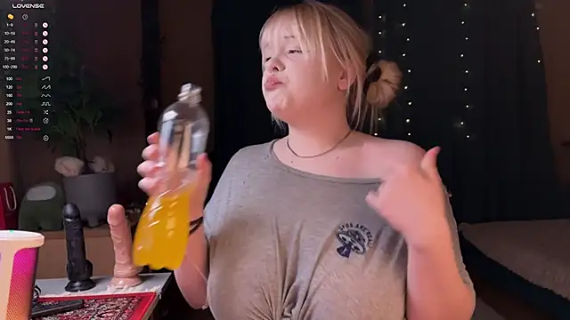 Snapshot of LisaLaas chatting on February 22, 9:24 pm LisaLaas online show from February 22, 9:24 pm